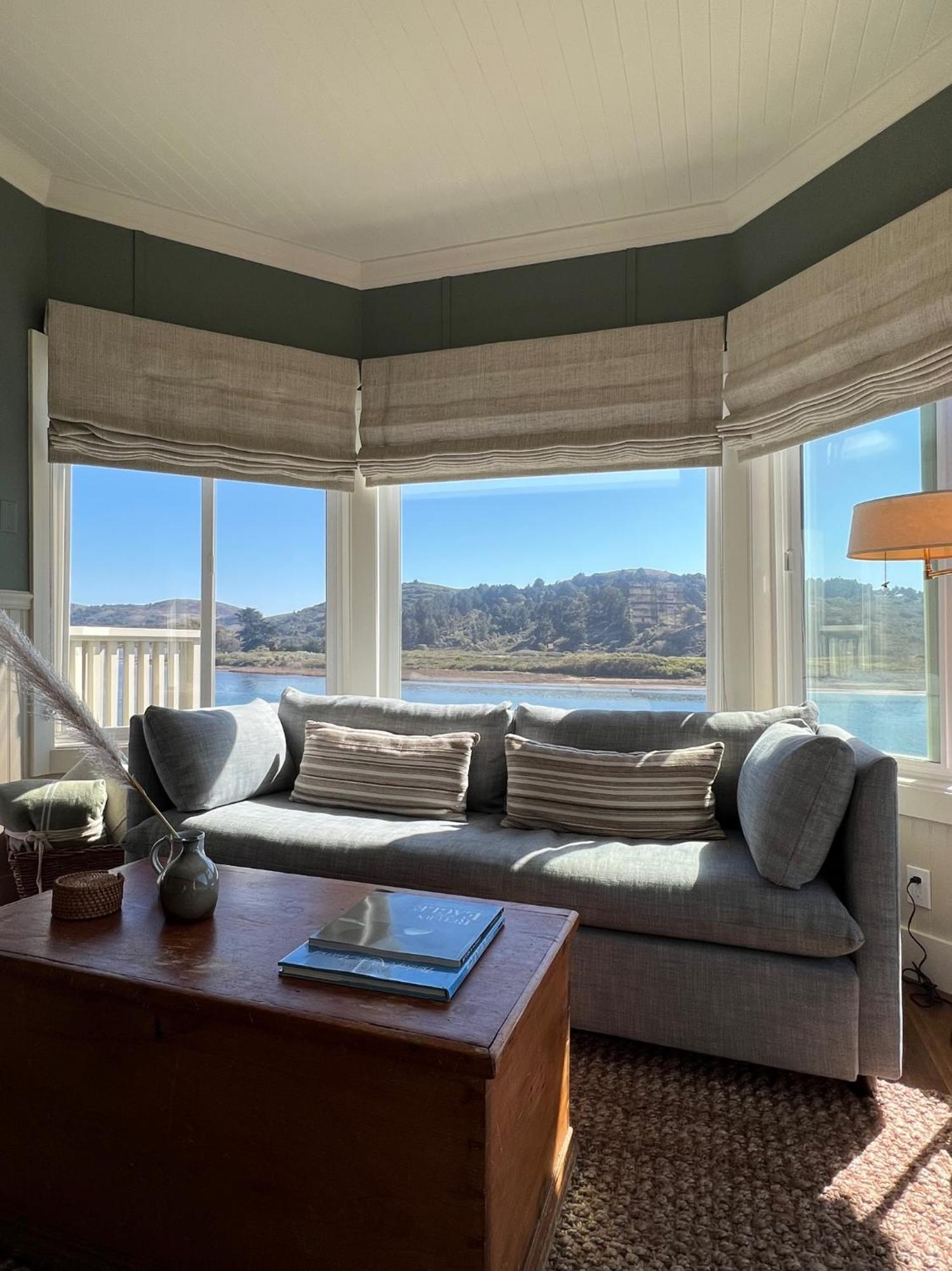 Jenner Inn Bagian luar foto